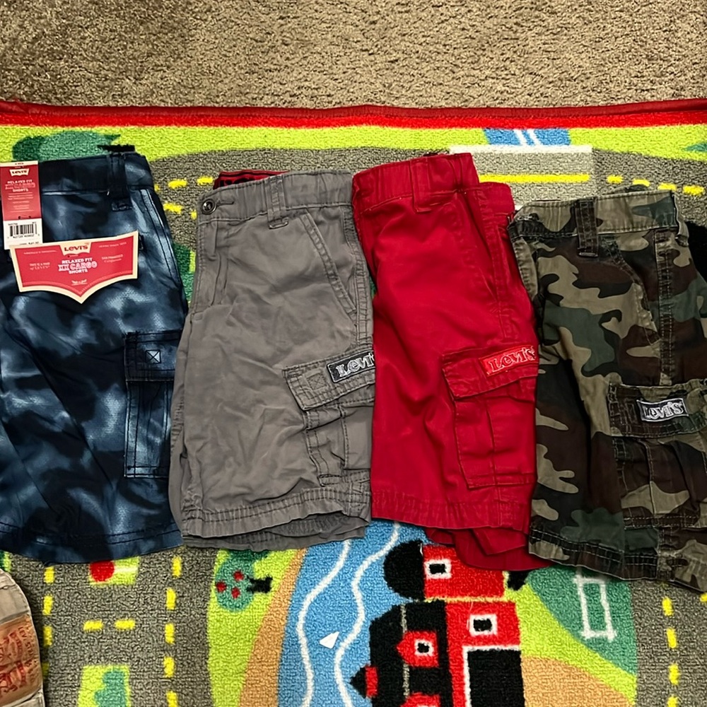 Levi’s relaxed fit cargo shorts with adjustable bands